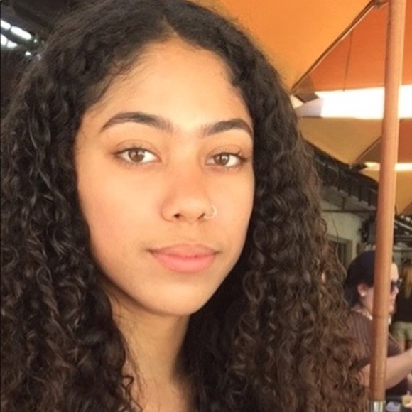 Meet your Posher, Evelyn Julia - Picture 5 of 7